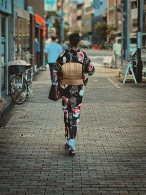 桃乃木香乃和服写真图集封面，传统日本和服配上现代摄影构图，红色系和服与她白皙肤色形成强烈视觉对比，画面充满日系美学韵味